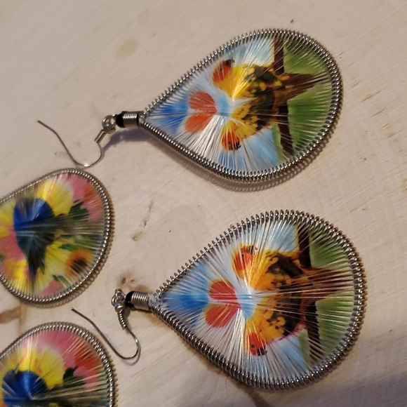 Ser of 2 String Thread Teardrop Shape Earrings Bird Designs - Picture 3 of 3